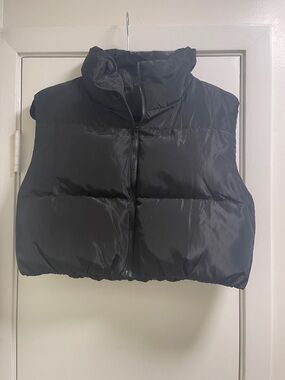 SHEIN Black Cropped Puffer Vest with High Collar